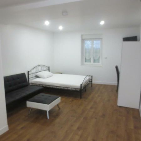 Appartements Et Studios Meubles Au Centre Ville D'Ouzouer Sur Loire Exteriér fotografie