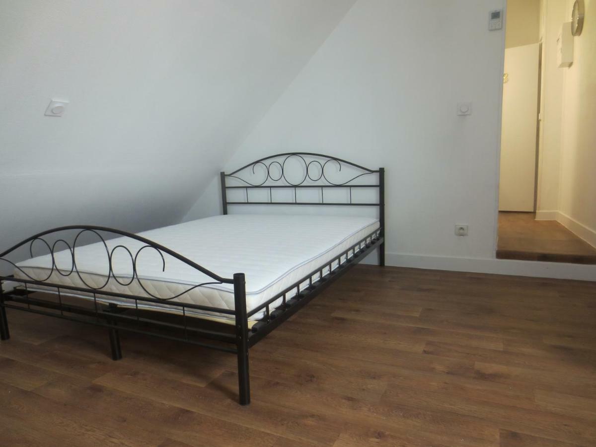 Appartements Et Studios Meubles Au Centre Ville D'Ouzouer Sur Loire Exteriér fotografie