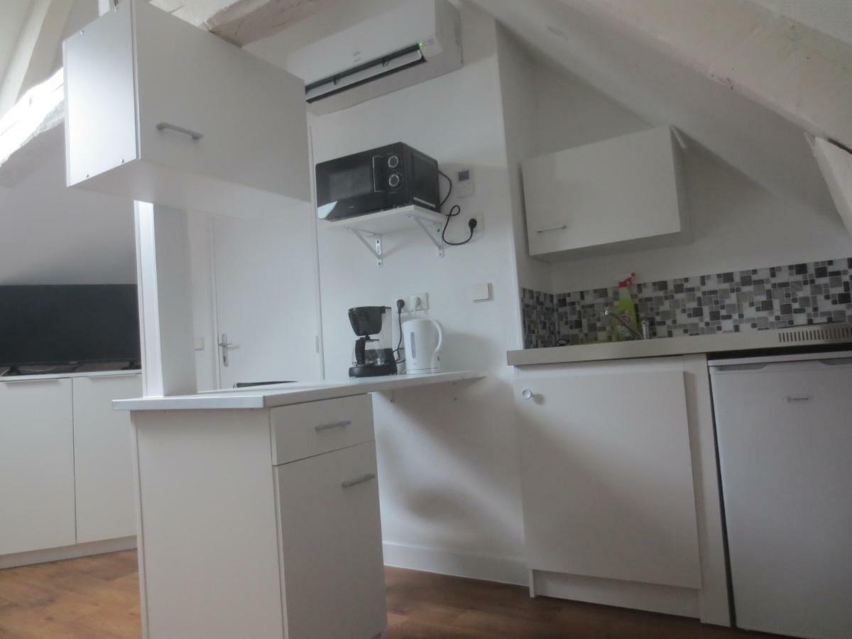 Appartements Et Studios Meubles Au Centre Ville D'Ouzouer Sur Loire Exteriér fotografie